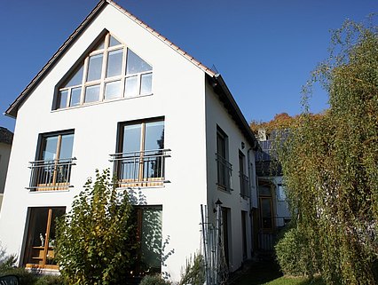 Zwei Häuser in Waldnähe